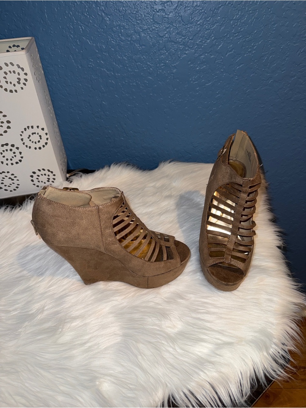 Madden girl Brown Suede Cutout Wedge Heels - Women's Fashion Sandals